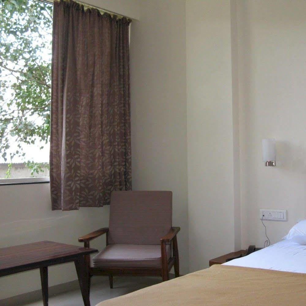 Oyo 1194 Hotel Gulmohr Pune Exteriör bild
