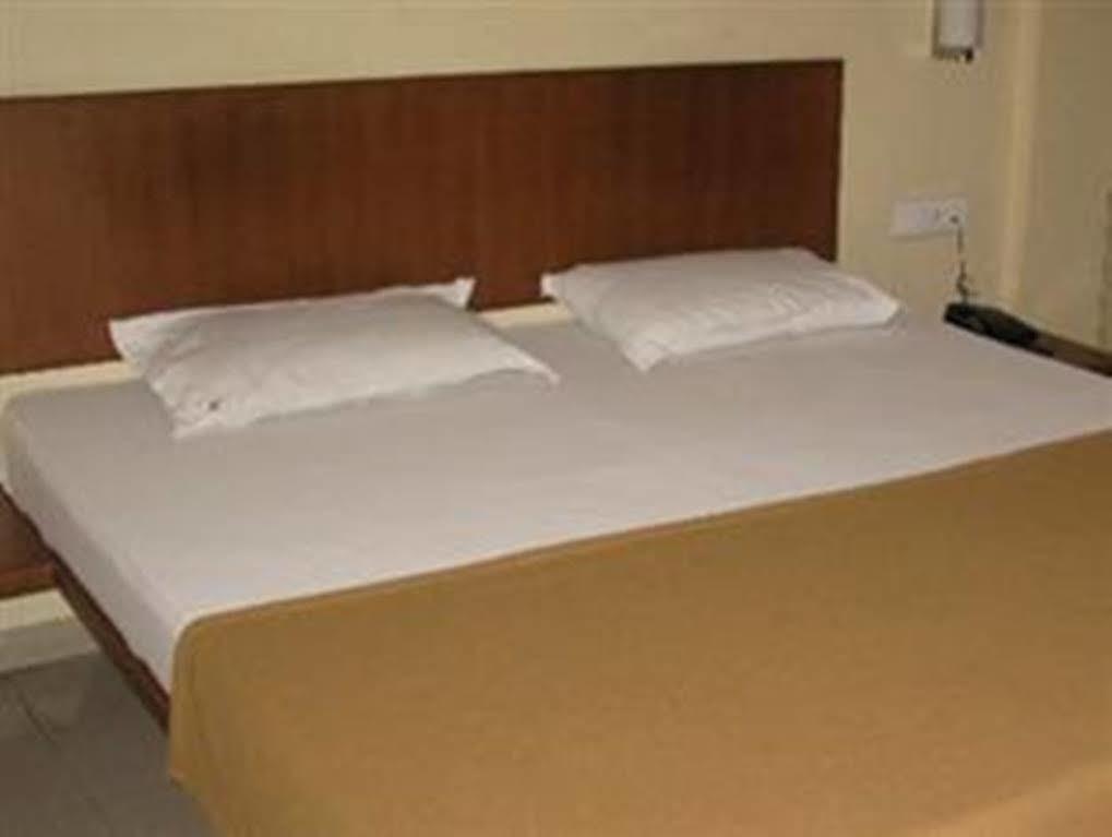 Oyo 1194 Hotel Gulmohr Pune Exteriör bild